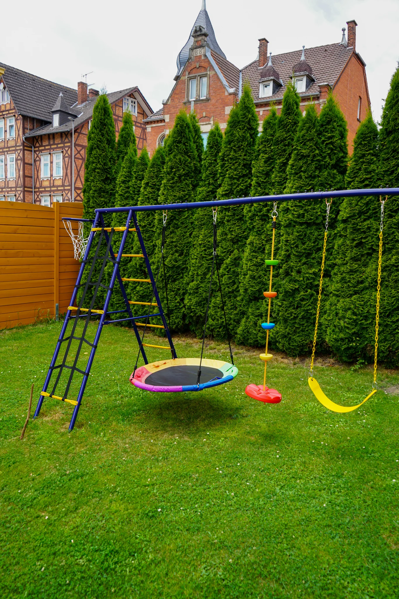 Garten mit Spielmöglichkeiten für Kinder