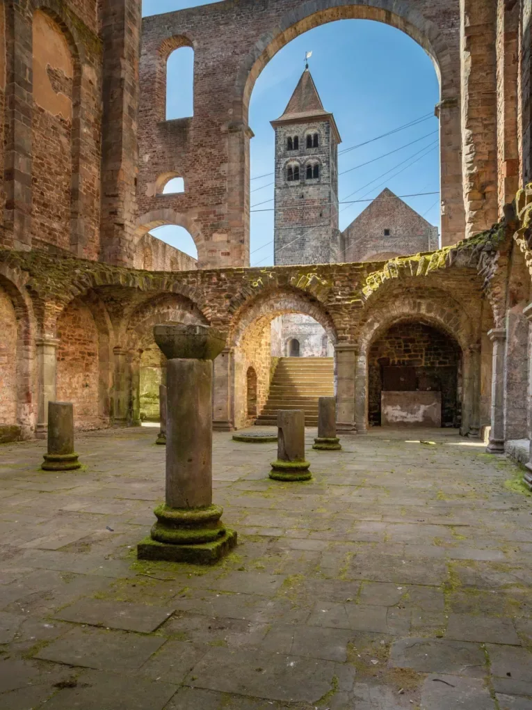 Романские арки и башня руин Bad Hersfeld