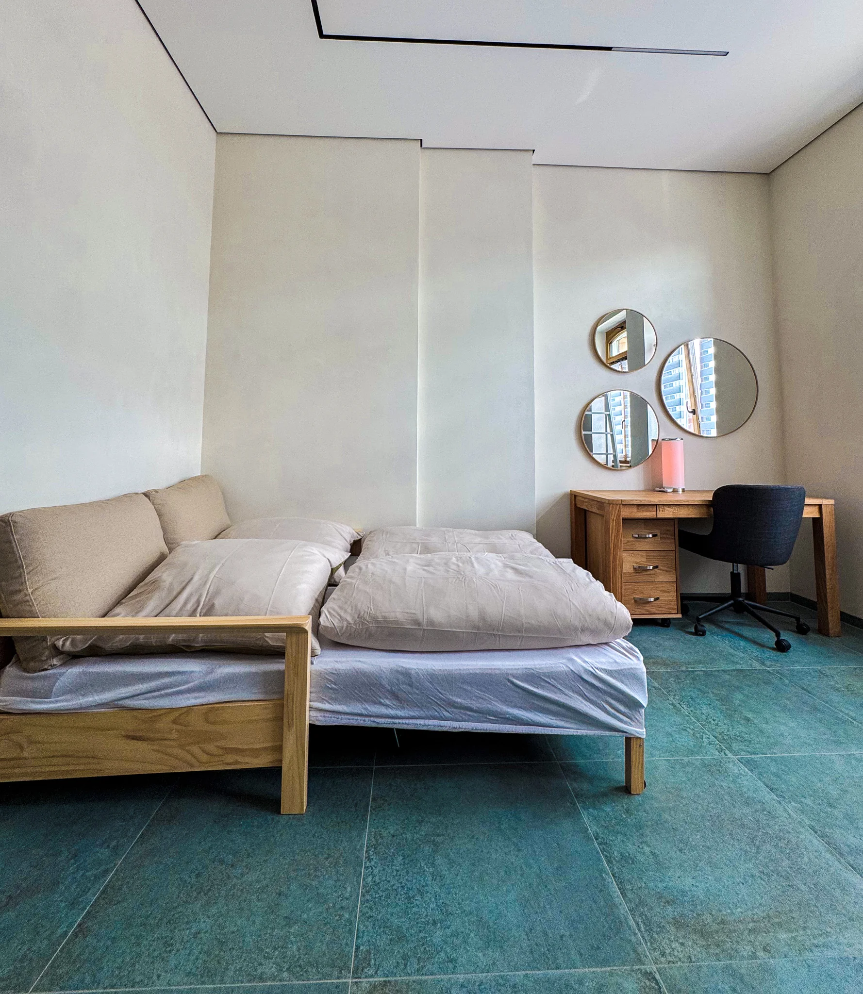 Bettfertiges Schlafsofa und Arbeitsplatz
