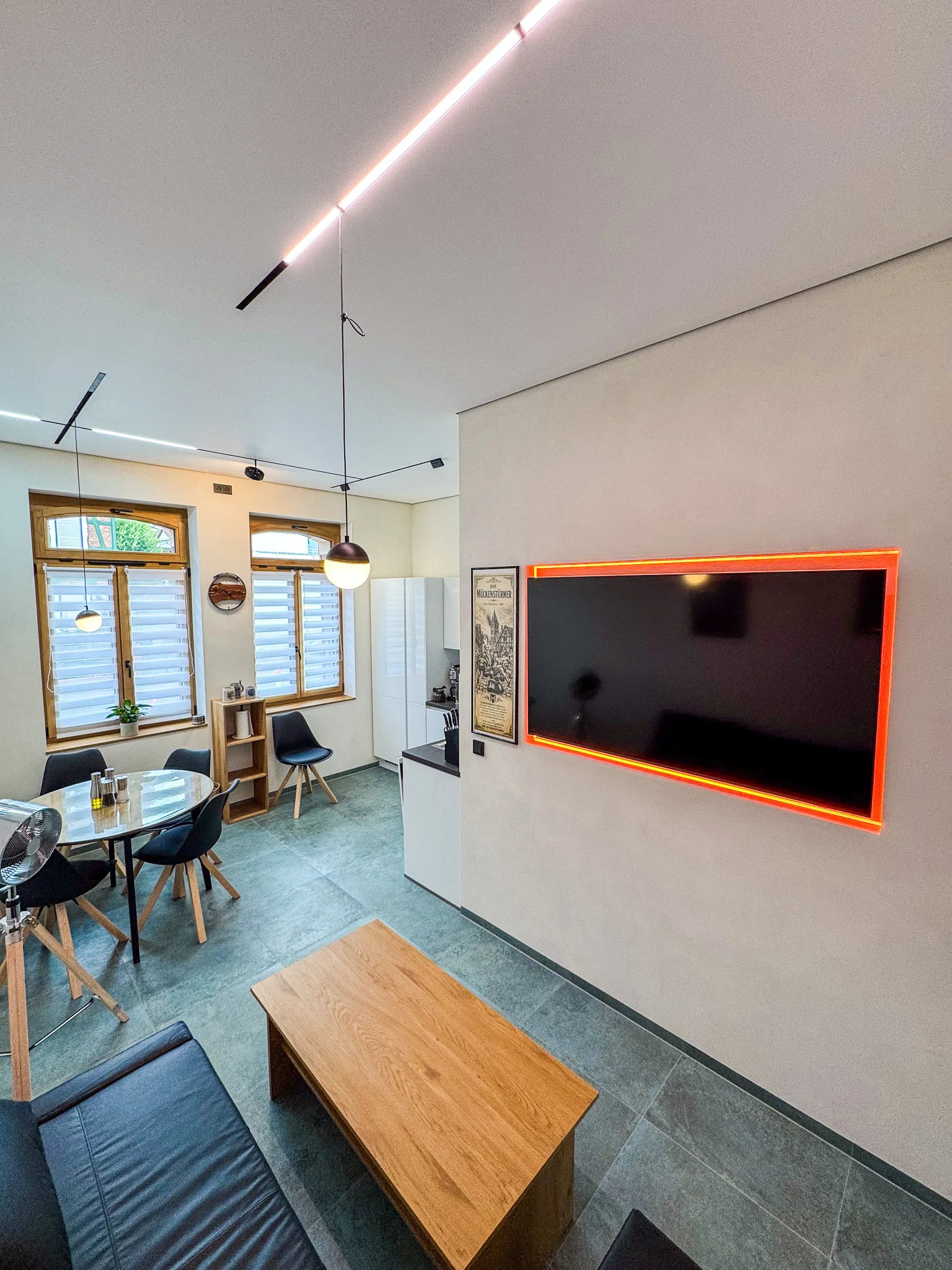 Wohnzimmer mit großem Fernseher