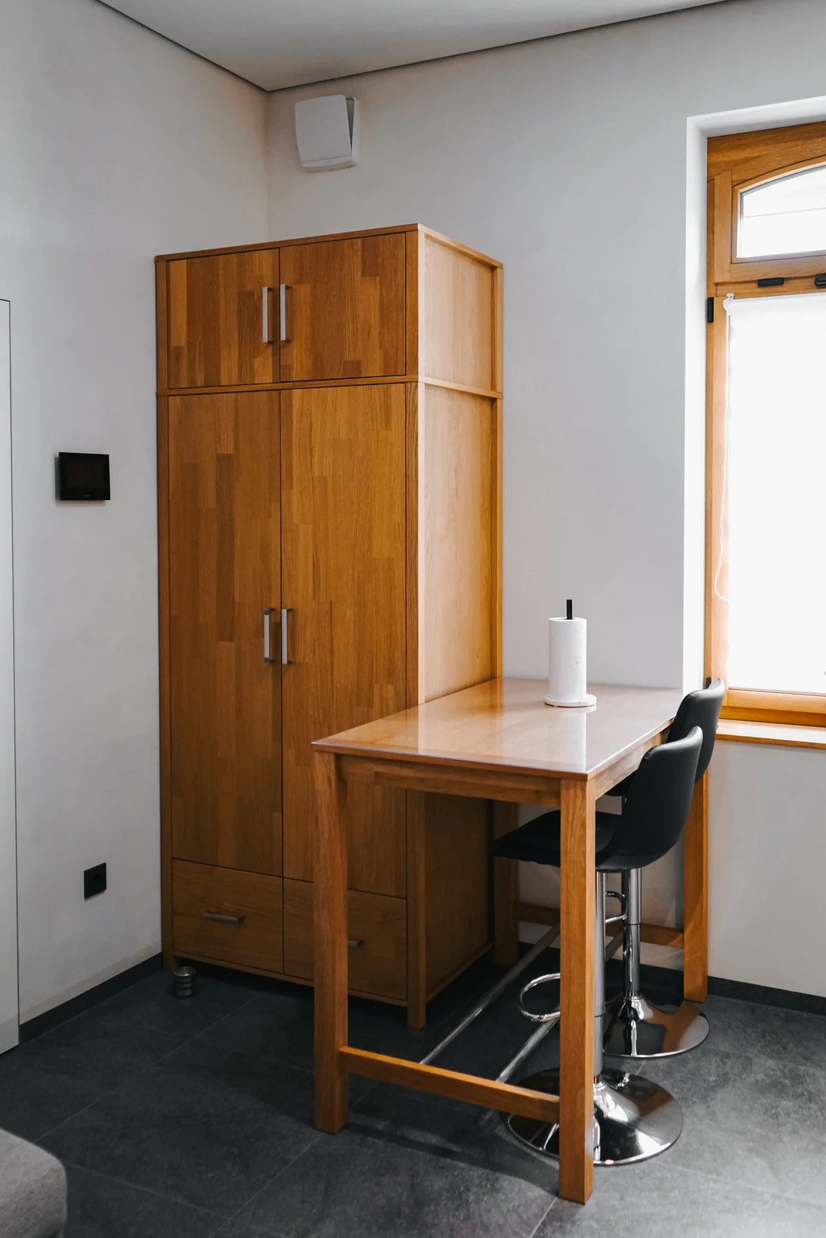 Ess- und Arbeitsplatz mit Stauraum am Fenster