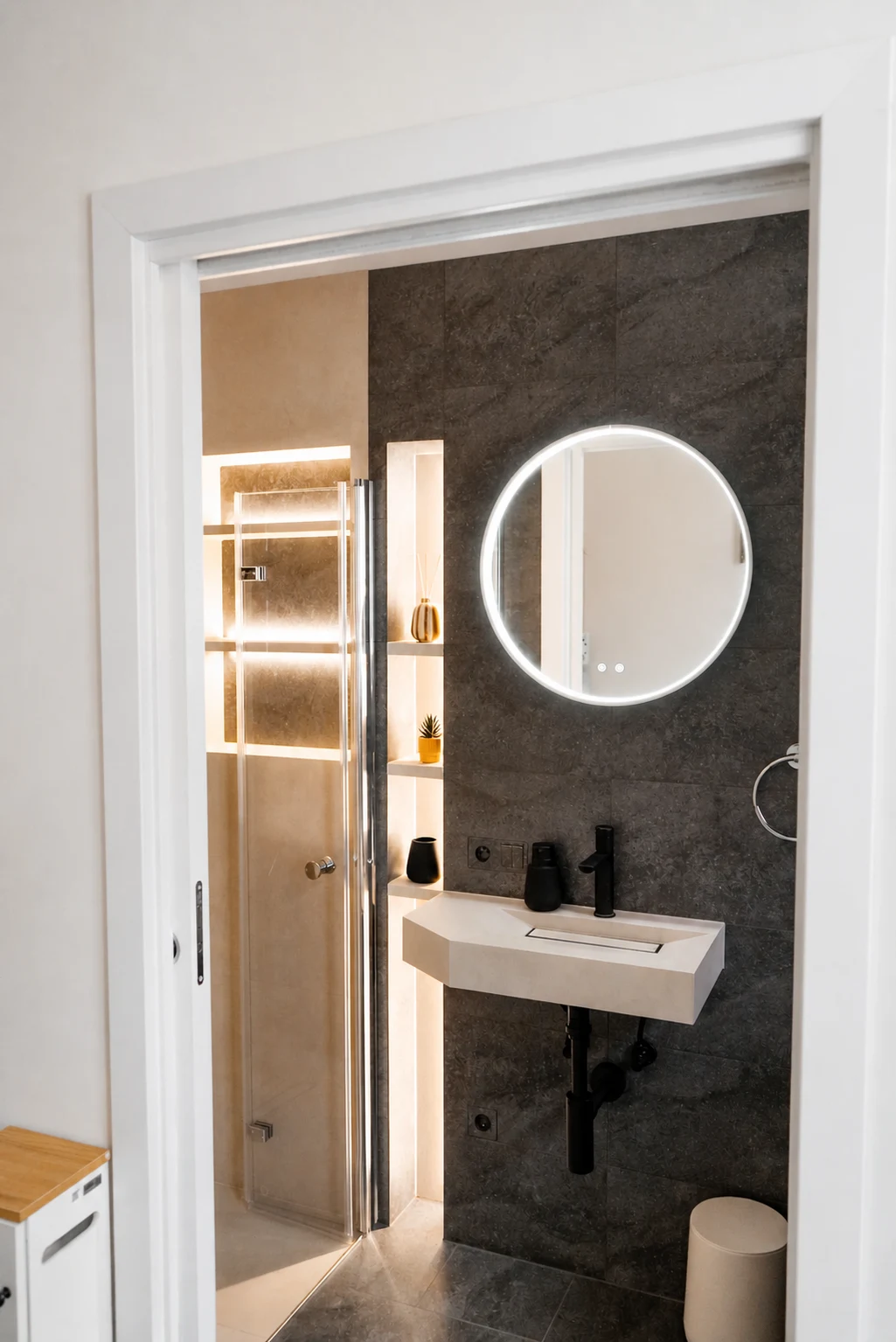 Badezimmer mit Dusche und Waschplatz, vom Eingang aus gesehen