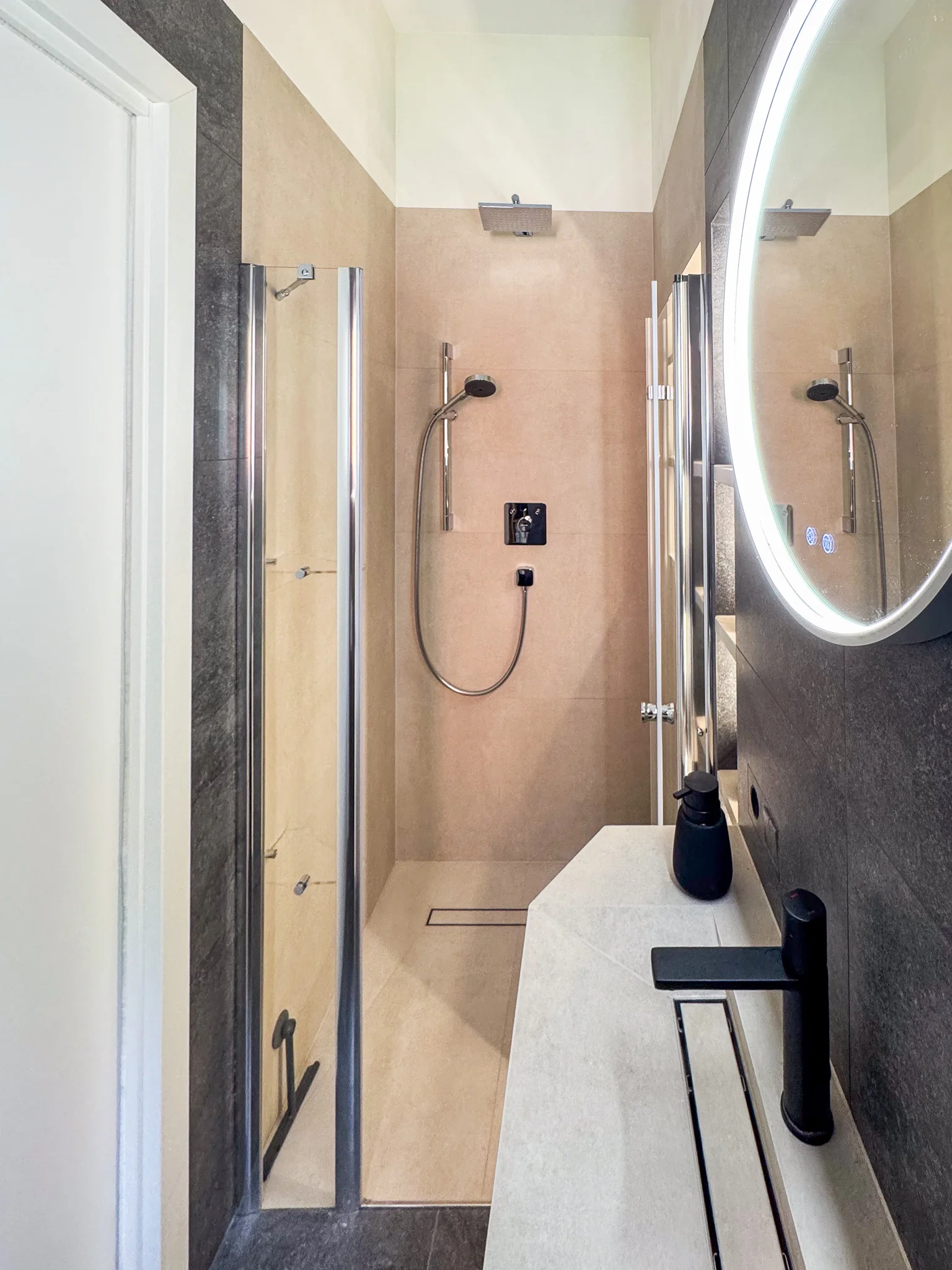 Weitwinkelansicht der Dusche